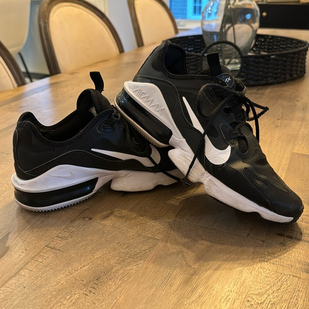 Women’s Nike Air size 8 - excellent used condition and only worn indoors.